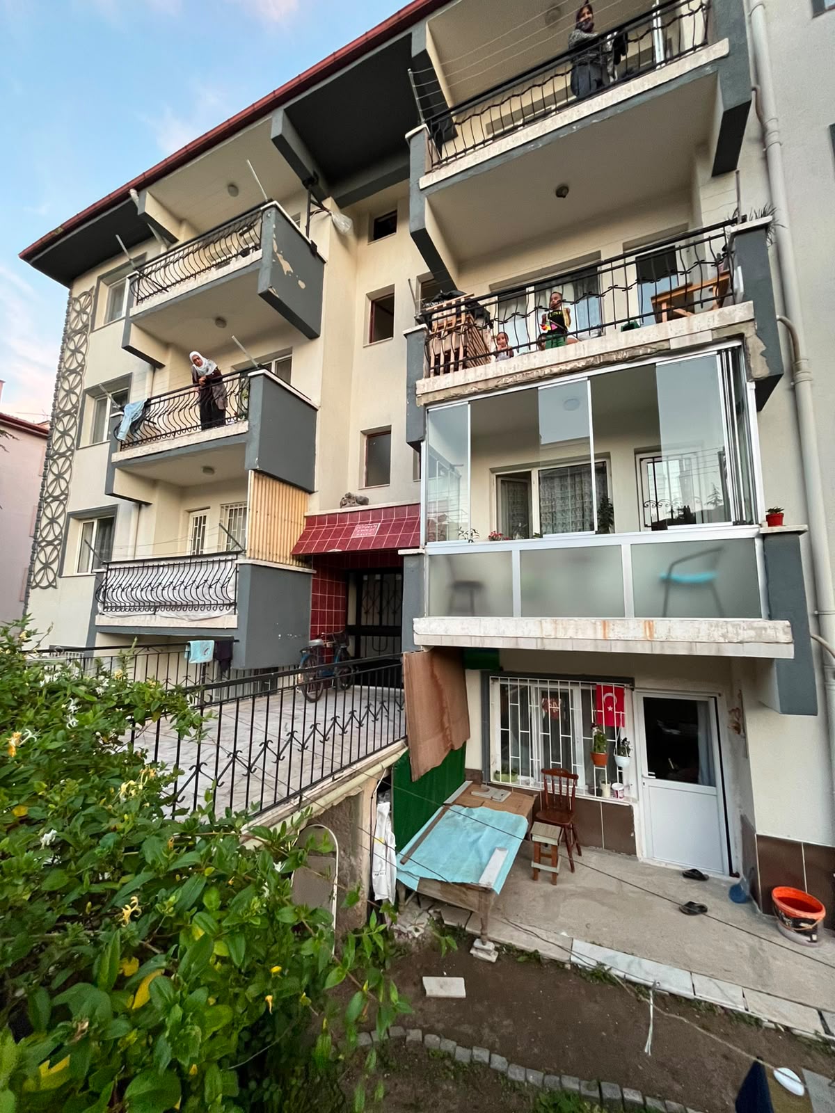 TURKUAZ EMLAKTAN MAREŞAL FEVZİ ÇAKMAK MAHALLESİNDE SATILIK 3+1 BAKIMLI BAHÇE KATİ